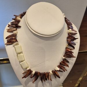 Elegant Brown and Cream Necklace